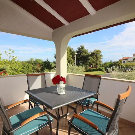 Apartman Charmantes Mit Privatem Balkon, Privatparkplatz, Wifi Und Nur 700 Meter Zum Poreč