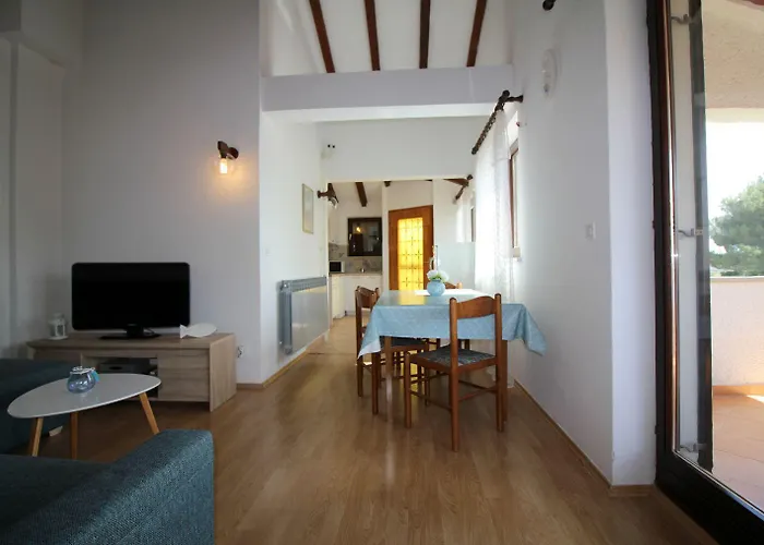 Charmantes Mit Privatem Balkon, Privatparkplatz, Wifi Und Nur 700 Meter Zum