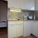 Charmantes Mit Privatem Balkon, Privatparkplatz, Wifi Und Nur 700 Meter Zum Apartman *