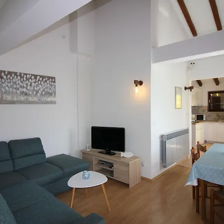 Daire Charmantes Mit Privatem Balkon, Privatparkplatz, Wifi Und Nur 700 Meter Zum