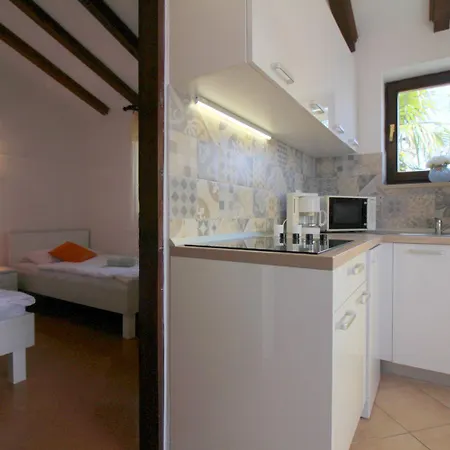 Charmantes Mit Privatem Balkon, Privatparkplatz, Wifi Und Nur 700 Meter Zum Apartment