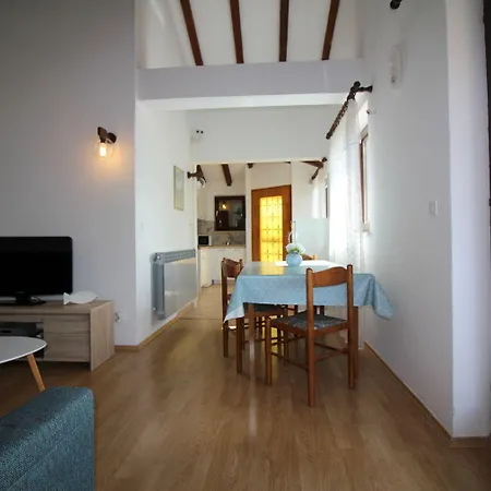 Charmantes Mit Privatem Balkon, Privatparkplatz, Wifi Und Nur 700 Meter Zum