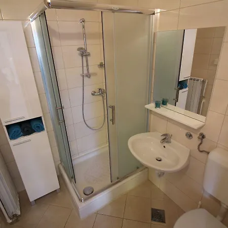 Charmantes Mit Privatem Balkon, Privatparkplatz, Wifi Und Nur 700 Meter Zum *