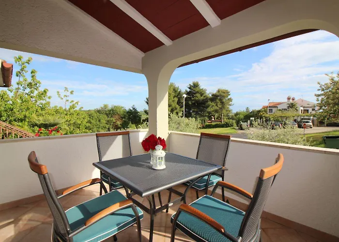 Apartament Charmantes Mit Privatem Balkon, Privatparkplatz, Wifi Und Nur 700 Meter Zum Poreč